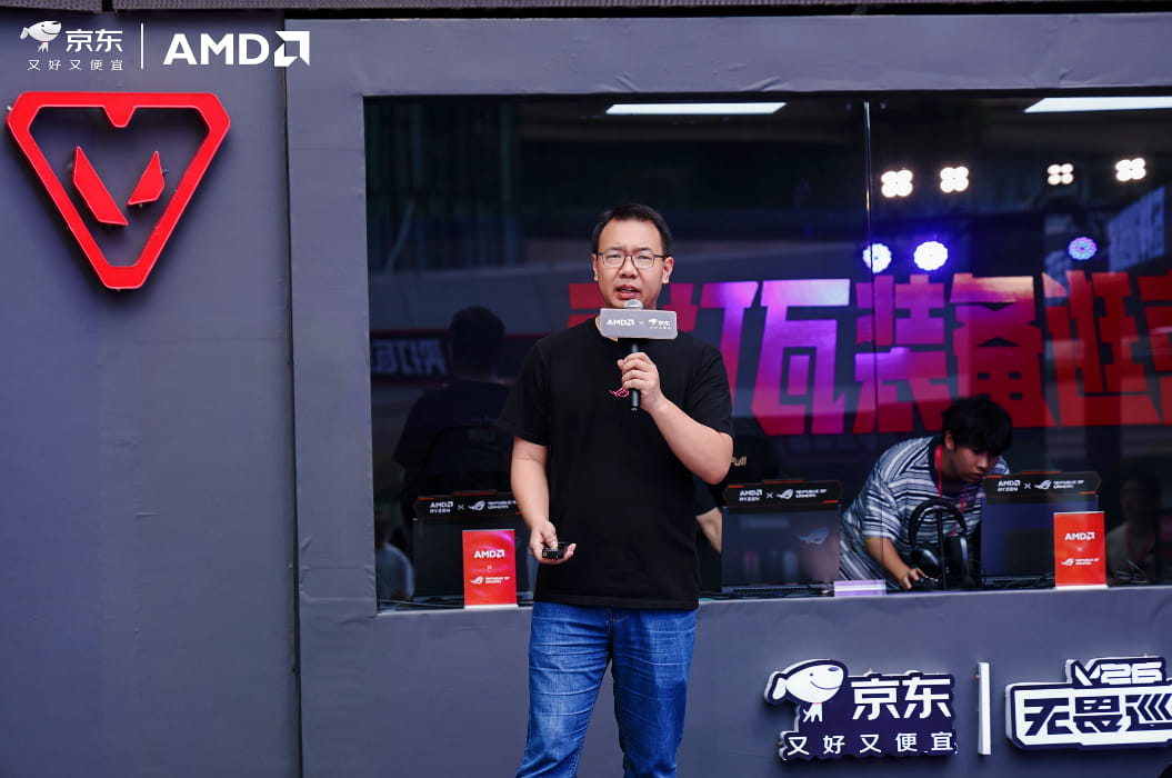 华硕电脑北区系统业务部西南平台Gaming产品经理湛冲登台分享